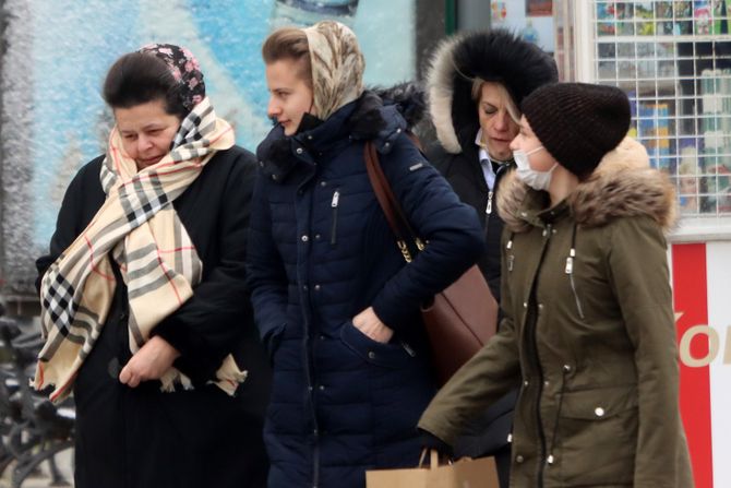 Hladno vreme zima ljudi kapa kapuljača kaput jakna maska ulica