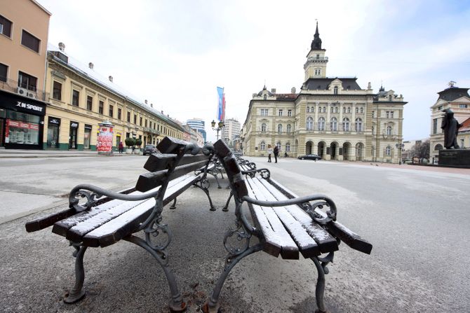 Hladno vreme zima ljudi kapa kapuljača kaput jakna maska ulica