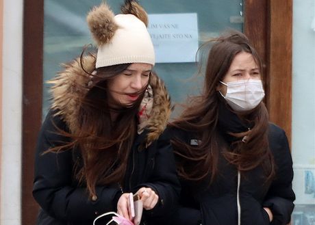 Hladno vreme zima ljudi kapa kapuljača kaput jakna maska ulica