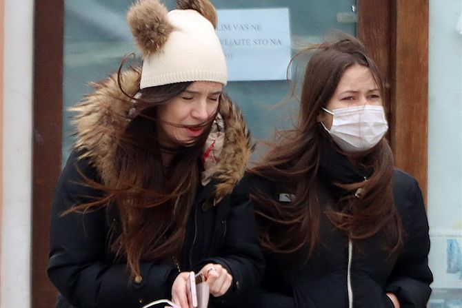 Hladno vreme zima ljudi kapa kapuljača kaput jakna maska ulica