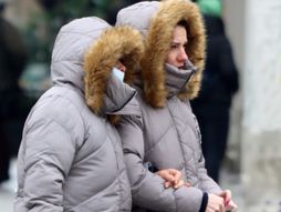 Hladno vreme zima ljudi kapa kapuljača kaput jakna maska ulica