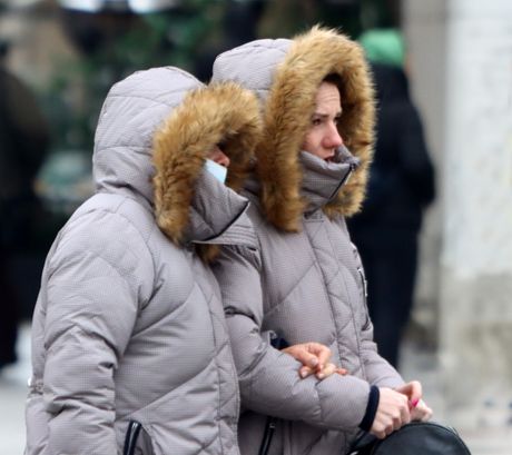 Hladno vreme zima ljudi kapa kapuljača kaput jakna maska ulica