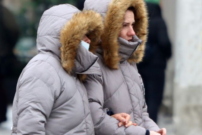 Hladno vreme zima ljudi kapa kapuljača kaput jakna maska ulica