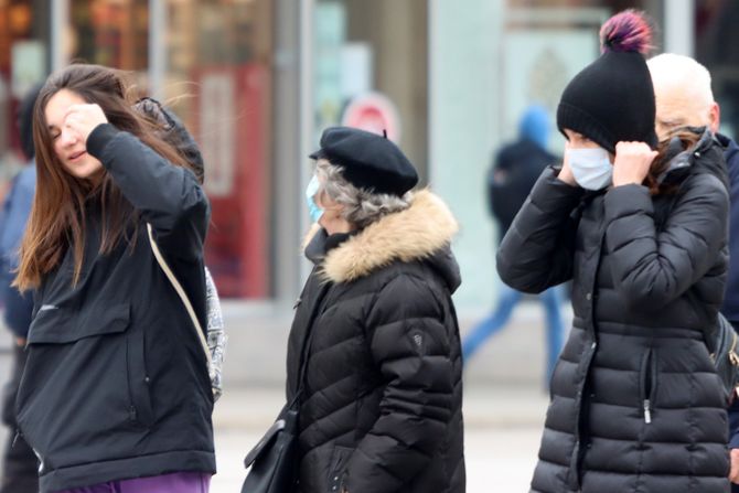 Hladno vreme zima ljudi kapa kapuljača kaput jakna maska ulica