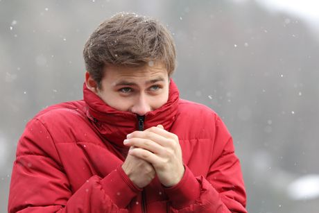 Zima smrzavanje ruke sneg čovek jakna vreme