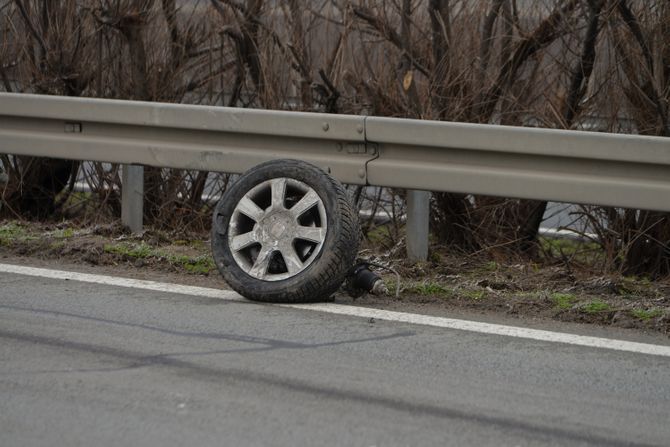 Sudar kola auto guma put Novi Sad Beograd