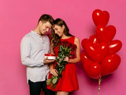 dan zaljubljenih, veza, ljubav, momak, devojka, baloni, cveće