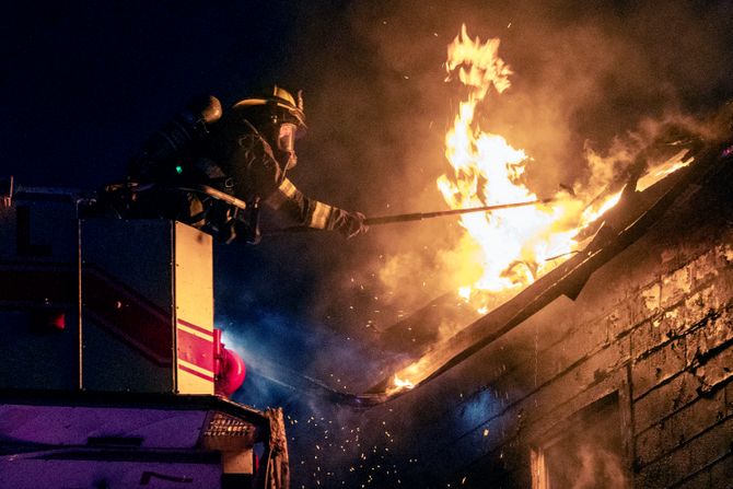 Požar stambena zgrada vatrogasci vatra Vorčester Masačusets