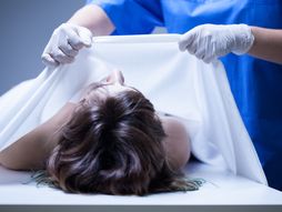 Zena, mrtvacnica, telo, mrtav, mrtva, smrt