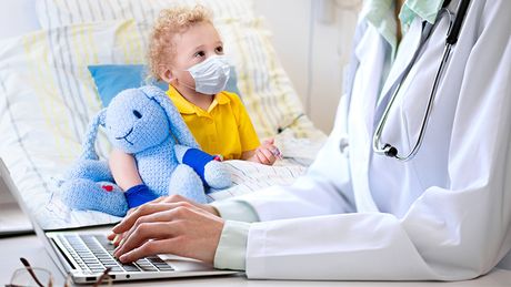 Dete u bolnici, doktor, lekar, laptop