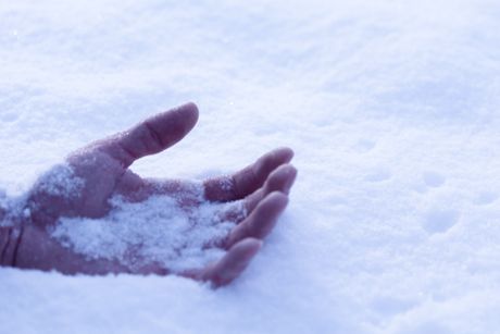 Sneg, smrznuta ruka u snegu, mrtvo telo, mrtav covek