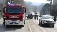 Užas: Izvučen mrtav vozač iz automobila koji je smrskao kamion u Sremskoj Kamenici, vatrogasci sekli kola