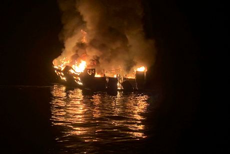 Brod splav reka vatra požar