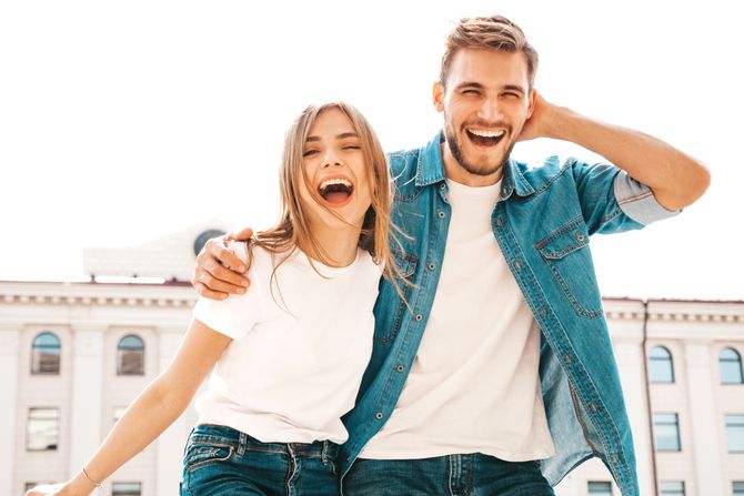 momak devojka sreća veseli ljubavni sastanak momak devojka sreća veseli ljubavni sastanak