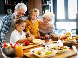 Baba i deda, unuci, kuhinja, baka, deka