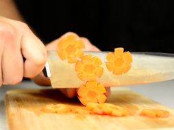 Jutjuber pokazao kako se seče povrće