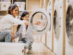 veš, mašina za veš beli veš, mama ćerka