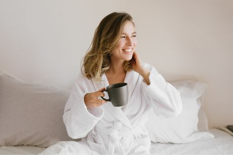 Kafa žena krevet jutro buđenje Kafa žena krevet jutro buđenje