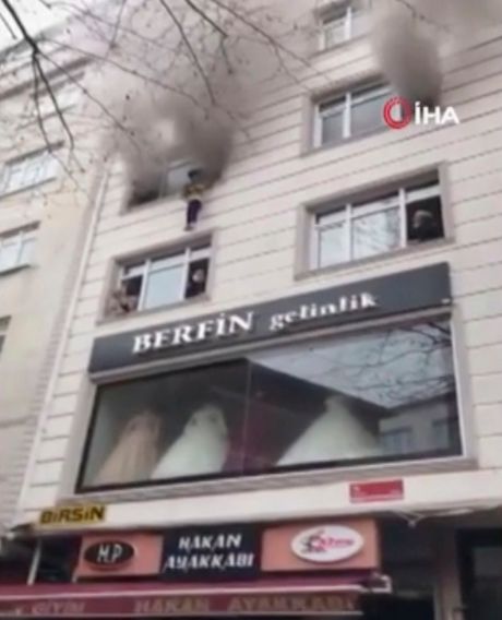 Istanbul, požar, majka baca decu Istanbul, požar, majka baca decu