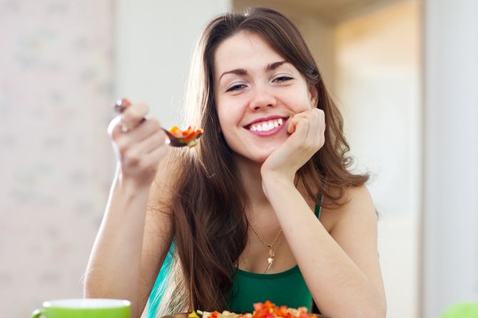 devojka, dijeta, mršavljenje, salata, jelo devojka, dijeta, mršavljenje, salata, jelo