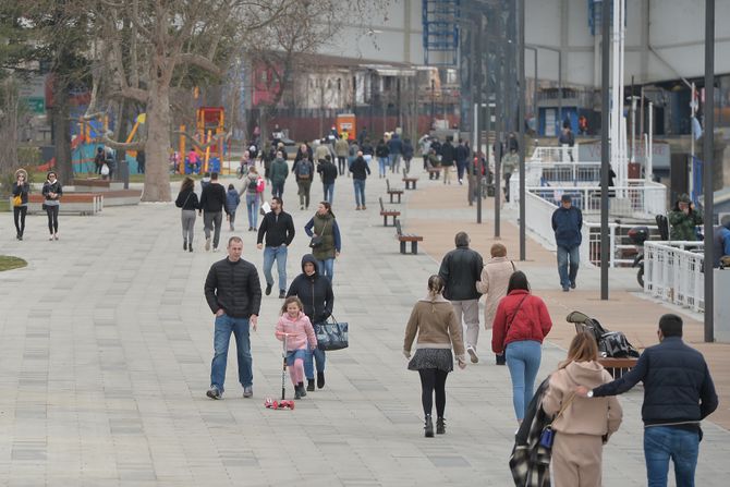 šetači, Sava Nova, Beograd na vodi, Karađorđeva, kej, sava, KOVID skraćeno RADNO VREME RESTORANI, zatvaranje kafića kafići