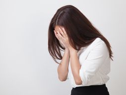 Devojka skriva lice, prekriva, tuga, plac, place