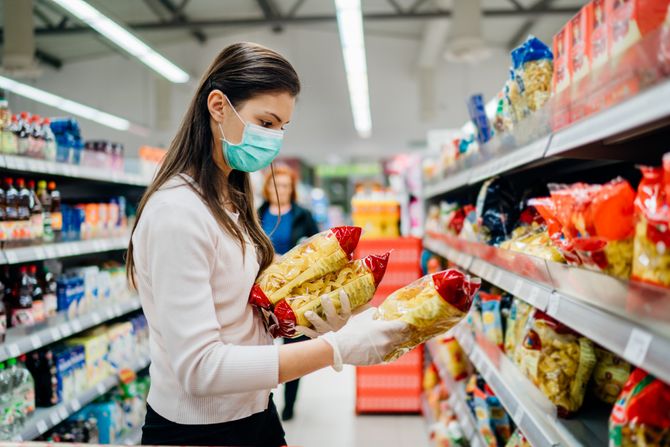 Prodavnica, supermarket, kupac, devojka, maska