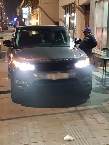 Nesavesno parkiranje u Obrenovcu, ulica Milosa Obrenovica Nesavesno parkiranje u Obrenovcu, ulica Milosa Obrenovica