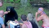 Piknik na ivici života: Sedeli sa divljim medvedom za stolom i pravili mu sendvič