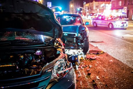 Saobraćajna nesreća noć razlupana kola policija