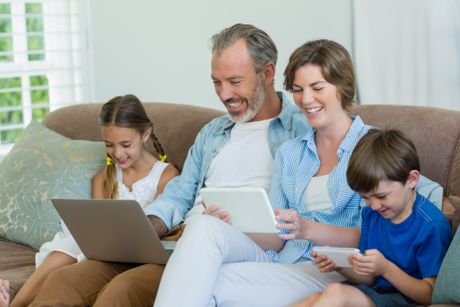 Srećna porodica, tablet, mobilni telefon, laptop