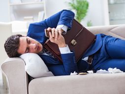 Bolovanje biznis čovek aktovka krevet