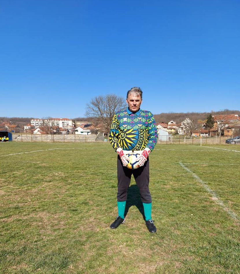 Prica O Najstarijem Golmanu U Srbiji Sa 53 Godine Se Zbog Korone Vratio Na Gol Kluba Iz Svog Sela Telegraf Rs