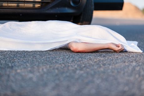Telo mrtav čovek na putu ulici