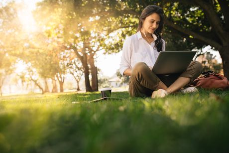 IT park, rad od kuće, devojla laptop u prirodi IT park, rad od kuće, devojla laptop u prirodi
