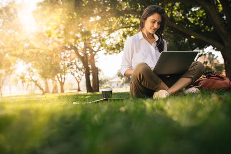 IT park, rad od kuće, devojla laptop u prirodi