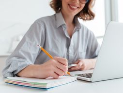 pisanje, devojka, laptop