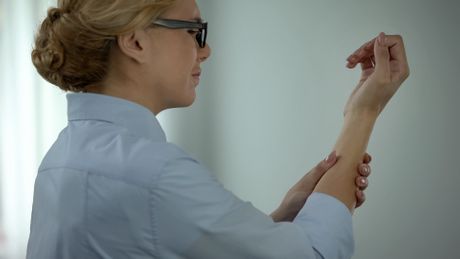 Artritis, bol u ruci, šaka Artritis, bol u ruci, šaka