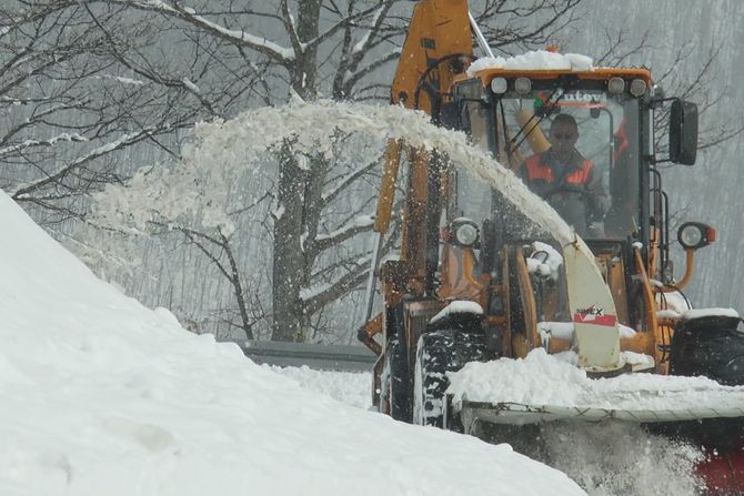 Vanredna situacija u opštini Ivanjica: Sneg potpuno zavejao pet golijskih sela