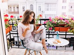 terasa, devojka, balkon, muškatle, jutro, doručak, kafa