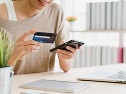 devojka onlajn šoping