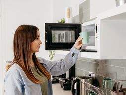 devojka, mikrotalasna rerna