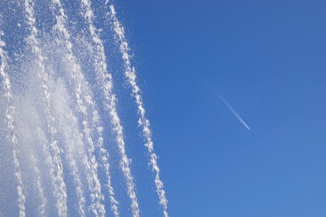 Avion, avioni, tragovi na nebu, nebo, fontana