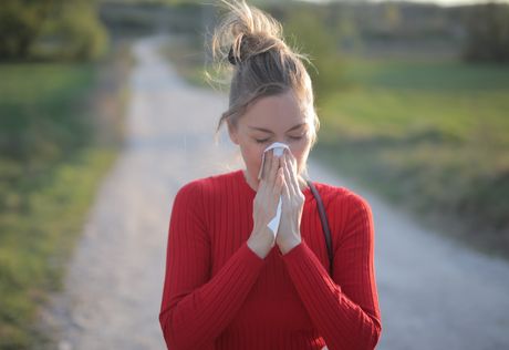 alergija, devojka, kijanje