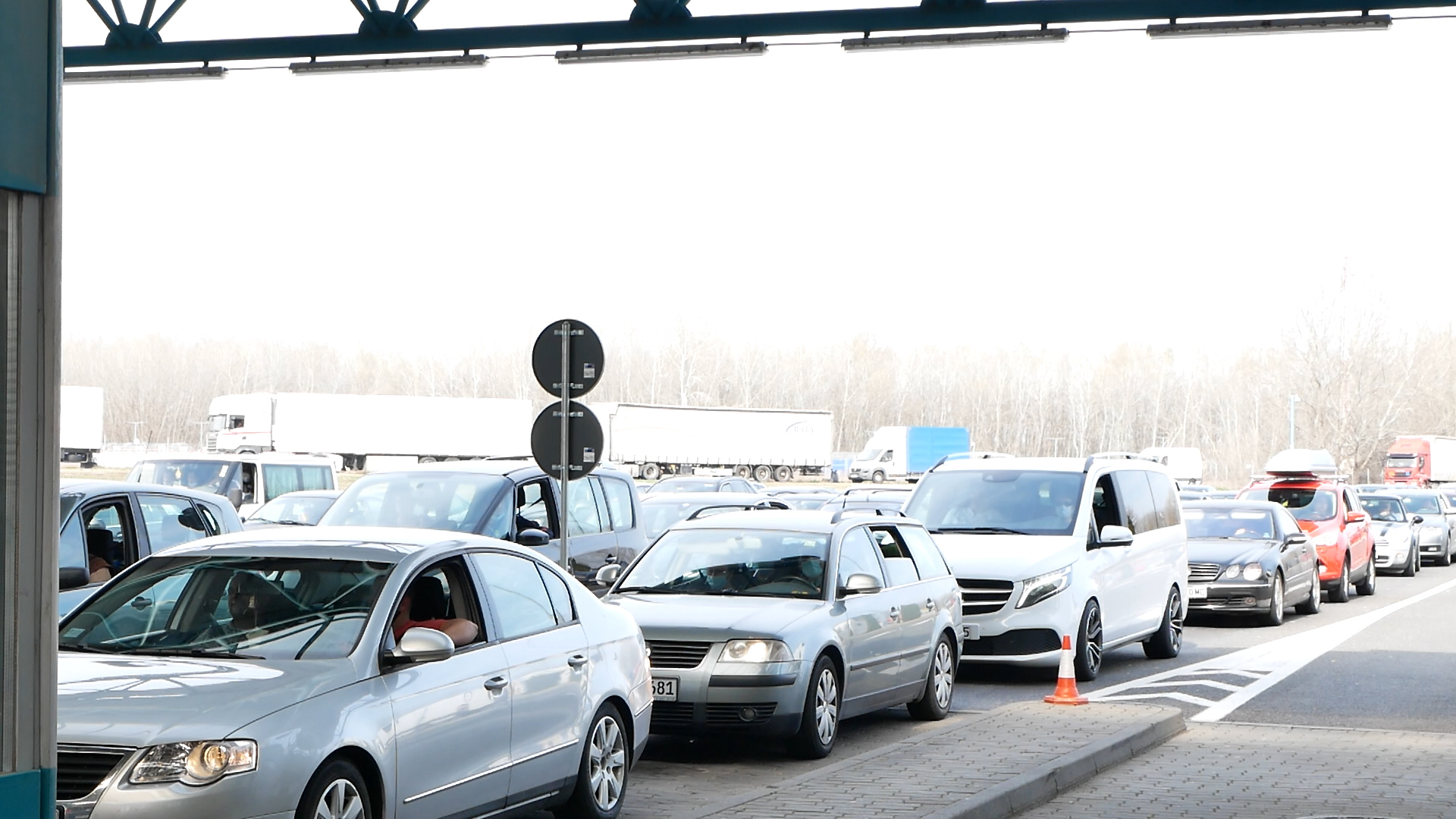 Putnička vozila na Gradini i Preševu čekaju po 20 minuta na ulazu u Srbiju