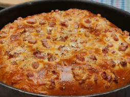 domaća pogača punjena kačkavaljem i šunkom; foto screenshot Youtube/DomaćiRecepti