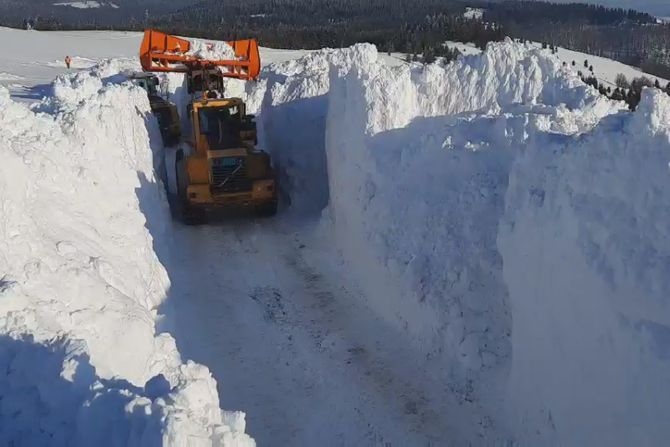 snežni tunel  Golija Injanica, sneg, nevreme, smetovi