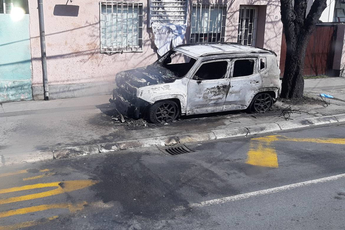 Drama u Zemunu: Potpuno izgoreli autobus i automobil - Telegraf.rs