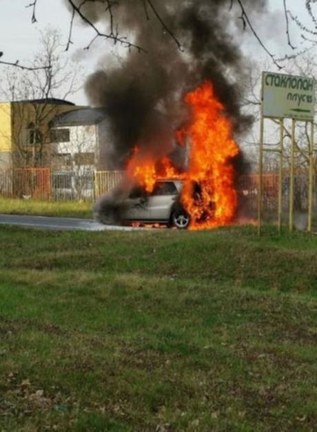 Zapaljen automobil, Sremčica Zapaljen automobil, Sremčica