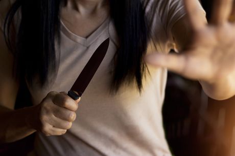 Žena drži nož u ruci
